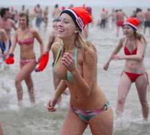 કેનેડામાં બરફ જેવા ઠંડા પાણીમાં બિકિની પહેરેલી હોટ યુવતીઓએ કેમ લગાવી ડૂબકી ? જાણો વિગતો