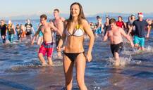 કેનેડામાં બરફ જેવા ઠંડા પાણીમાં બિકિની પહેરેલી હોટ યુવતીઓએ કેમ લગાવી ડૂબકી ? જાણો વિગતો