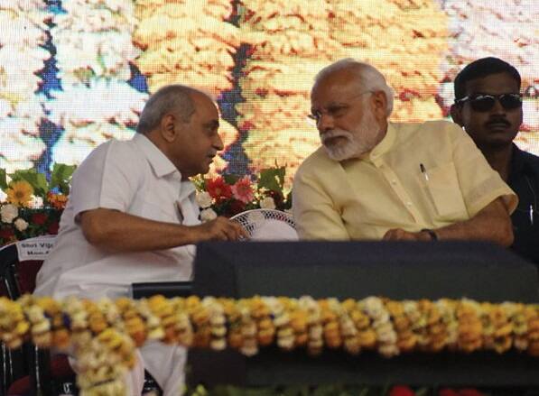 આ પહેલાં ખાતાઓની ફાળવણી બાદ નીતિન પટેલ નારાજ થઈ જતાં રાજકિય માહોલ ગરમાયો હતો. ત્રણ દિવસની ચર્ચાની અંતે નીતિન પટેલે પોતાની ઓફિસમાં આવી ચાર્જ સંભાળી લીધો છે પણ હજુ વિજય રૂપાણીની મુશ્કેલીઓ થંભવાનું નામ લેતી ન હોય તેમ લાગી રહ્યું છે.