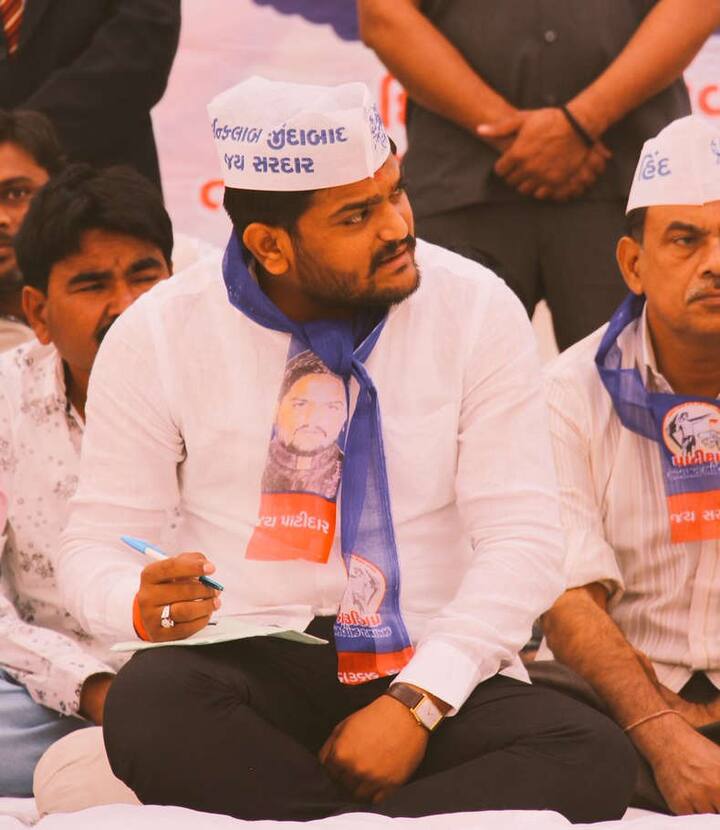 અમદાવાદના ચાંદખેડામાં રહેતા 27 વર્ષીય અભિષેક શુક્લાએ ક્રાઇમ બ્રાંચમાં આપેલી અરજી મુજબ, હાર્દિક અને તેના બે મિત્રો એક વીડિયોમાં અજાણી સ્ત્રી સમક્ષ બ્રાહ્મણ સમાજ અંગે અભદ્ર ભાષાનો ઉપયોગ કરી રહ્યા છે. ફરિયાદીના કહેવા મુજબ હાર્દિકે અભદ્ર ટિપ્પણી કરીને અમારા સમાજનું તથા માતા-દીકરીઓનું ઘોર અપમાન કર્યું હોવાનો આક્ષેપ કરવામાં આવ્યો છે. 