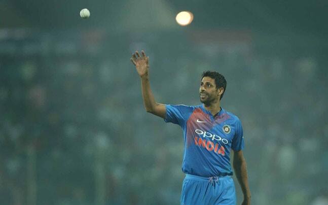 આરસીબીએ ન્યૂઝીલેન્ડના પૂર્વ સ્પિનર ડેનિયલ વિટોરીને મુખ્ય કોચ તરીકે યથાવત રાખ્યા છે. જે 2014થી ટીમ સાથે છે. આઈપીએલની હરાજી 27 અને 28 જાન્યુઆરીએ થશે. એવામાં ટ્રેંટ વુડહિલ અને એન્ડ્રયૂ મેકડોનાલ્ડની ભૂમિકાઓમાં બદલાવ કરવામાં આવ્યો છે.