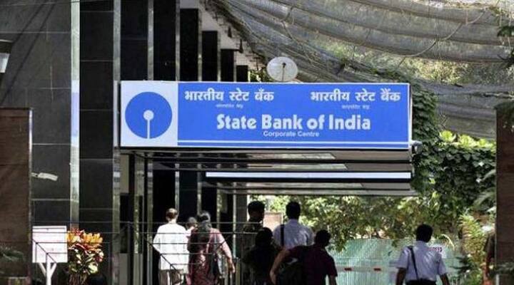નવી દિલ્હી: દેશની સૌથી મોટી બેંક SBI એ એપ્રિલ-નવેમ્બર 2017ના ગાળામાં પોતાના અકાઉન્ટમાં મિનિમમ બેલેન્સ નહીં રાખવા બદલ ખાતાધારકો પાસેથી 1771 કરોડ રૂપિયા વસૂલ્યા છે. આ રૂપિયા સ્ટેટ બેંકે જુલાઈ-સપ્ટેમ્બરના ત્રિમાસિક નેટ પ્રોફિટ 1581.55 કરોડથી પણ વધારે અને અપ્રિલ-સપ્ટમ્બરેના નેટ પ્રોફિટ 3586 કરોડના અડધા છે. 
