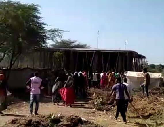 વેટલા ગામમાં ગૌચરની જમીનમાં રામદેવપીરના મંદિરનું અનધિકૃત બાંધકામ થતુ હોવા અંગે આ મામલે ભજપુરા સરપંચે પ્રાંત અધિકારી ઇડર સમક્ષ રજૂઆત કરી હતી કે, પંચાયતે નોટિસ આપવા છતાં બાંધકામ ચાલુ રાખ્યુ છે. જેને પગલે એસડીએમ ઇડરે ગત તા. 08 નવેમ્બરના રોજ ગૌચરની જમીનમાં અનધિકૃત બાંધકામ ન કરવા અને યથાસ્થિતિ જાળવી રાખવા હુકમ કર્યો હતો.