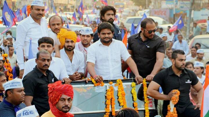 આ મામલે ચાંદખેડા પાર્શ્વનાથ મેટ્રો સીટીમાં રહેતા અભિષેક શુક્લાએ વકીલ મારફતે અરજી કરી હતી. પાસના કન્વીનર હાર્દિક પટેલ તેના બે મિત્રો વિરૂદ્ધ અરજી કરવામાં આવી હતી. જેમાં બ્રાહ્મણ સમાજની પુરુષ અને મહિલાઓના ચારિત્ર્ય અંગે અભદ્ર ટીપ્પણી કરી સમાજનું અપમાન કર્યું છે.