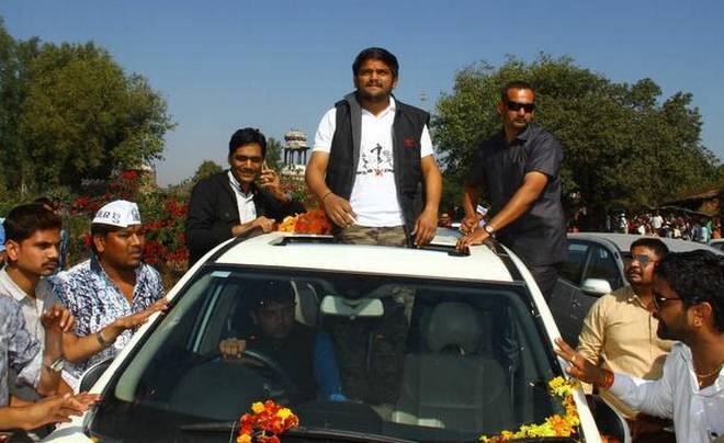  પલંગમાં યુવતી સાથે બેઠેલા હાર્દિકનો એક વીડિયો વાયરલ થયો હતો જેમાં એ ટિપ્પણી સંભળાઈ હી છે. અભિષેક શુક્લાએ આ વીડિયોની સીડી પણ અરજી સાથે પોલીસને આપી છે. 