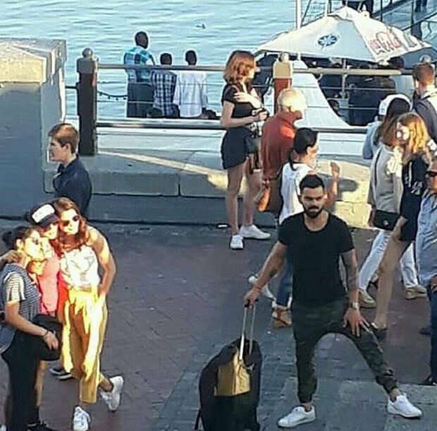 અત્યારે એક ફોટો વાયરલ થઇ રહ્યો છે, જેમાં વિરાટ-અનુષ્કાની સાથે બૉલીવૂડના ખેલાડી અક્ષયકુમાર દેખાઇ રહ્યાં છે. નોંધનીય છે કે, અક્ષય પણ તેના પરિવાર સાથે નવા વર્ષ નિમિત્તે કેપટાઉન ગયા છે. 