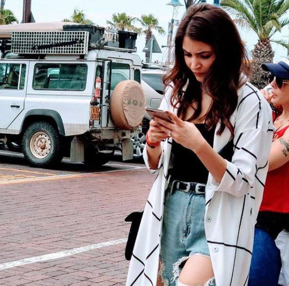 આમ આદમી તેના કપડા બે-ચર વખત રિપીટ કરે તો તેમાં કોઈ વાંધો હોતો નથી પરંતુ જો આ કામ બી-ટાઉન સેલેબ્સ કરે તો સમાચાર બની જાય છે. આવું જ કંઈક અનુષ્કા શર્મા સાથે થયું છે.