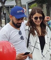 આફ્રિકામાં જૂના કપડાં પહેરી વિરાટ સાથે ફરી રહી છે અનુષ્કા, 2 વર્ષ પહેલા રણવીર સાથે પહેર્યા હતા