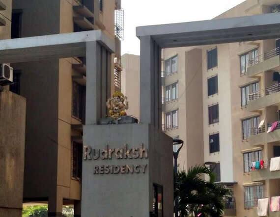 ગત 25મી ડિસેમ્બરે સવારે ફલેટમાંથી વાસ આવતાં રહીશોએ પોલીસને બોલાવી ત્યારે શિક્ષિકાનો ભડથું થયેલો મૃતદેહ મળી આવ્યો હતો. મેધનાબેન કોસમડી રોડ પર આવેલ રુદ્રાક્ષ રેસિડન્સીમાં એ.406 નંબરના મકાનમાં પરિવાર સાથે રહેતા હતા. પતિ ચિરાગ અને 6 વર્ષીય પુત્ર અંબાજી દર્શન કરવા ગયા હતાં. તે દરમિયાન મેધનાબેન ઘરે એકલા જ હતાં. આ પછી સવારે તેમનો મૃતદેહ મળ્યો હતો.