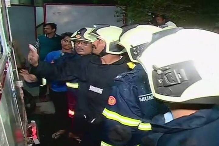 પ્રત્યક્ષદર્શીના કહેવા મુજબ ઇમારતની અંદર ફસાયેલા લોકો બચાવો-બચાવોની બૂમ પાડતા હતા પરંતુ તેમને બચાવી શકાયા નહોતા. લોકોએ આરોપ લગાવ્યો હતો કે, જો ફાયરબ્રિગેડ ટીમ સમયસર પહોંચી ગઈ હોત તો આટલી મોટલી દુર્ઘટના સર્જાઇ શકી નહોત.