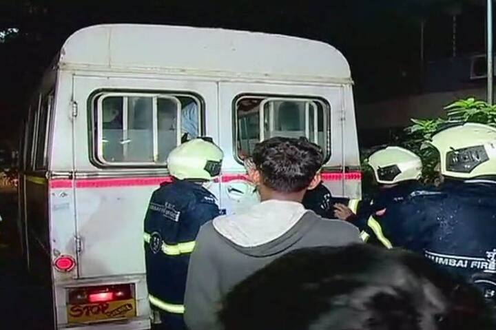 મળતી માહિતી મુજબ મુંબઈના મરોલ વિસ્તારની મૈમૂલ મંજિલ નામની રહેણાંક બિલ્ડિંગના ત્રીજા માળે આગ લાગી હતી. ઘટના મોડી રાતે 1.30 કલાકે બની હતી. આગ લાગ્યાની માહિતી મળતા જ ફાયર બ્રિગેડની ટીમે પહોંચી જઈને તેના પર કાબુ મેળવી લીધો હતો. હાલ ઇમારતમાંથી તમામ લોકોને સુરક્ષિત બહાર કાઢી દેવામાં આવ્યા છે.