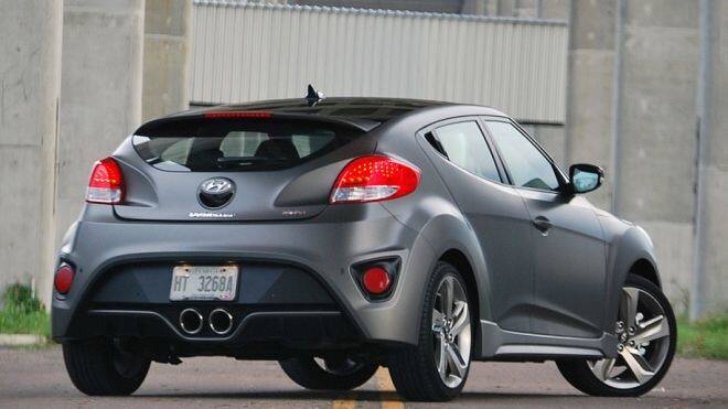 આ કંપનીની સેકન્ડ જનરેશન કાર છે. તેમાં કંપનીએ અનેક કોસ્મેટિક ફેરફાર કર્યા છે. ઓનલાઈન ઉપલબ્ધ જાણકારી અનુસાર હ્યુન્ડાઈ 2019ની વેલોસ્ટરમાં હેક્ઝાગોલન ગ્રિલ આપવામાં આવી છે. ઠીક તેની ઉપર એલઈડી હેડલેમ્પ મળશે. જ્યારે પાછળના ભાગમાં મોટા આકારના ટેલલેમ્પ આપવામાં આવ્યા છે. કારની ઉંચાઈ થોડી ઓછી છે, પરંતુ દેખાવે ખૂબ જ આકર્ષક લાગી રહી છે. 