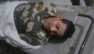 BSF જવાન જન્મદિવસે જ થયો શહીદ જમ્મુ-કાશ્મીરના સાંબા સેક્ટરમાં પાકિસ્તાન રેન્જર્સ દ્વારા કરાયેલા ગોળીબારોમાં સરહદી સુરક્ષા દળ (બીએસએફ)નો એક જવાન શહીદ થયો હતો. પાકિસ્તાની ગોળીબારોમાં શહીદ થયેલા બીએસએફ જવાનનું નામ આર.પી. હજરા છે. હાજરા સાંબા સેક્ટરમાં હેડ કોન્સ્ટેબલ પદે નિયુક્ત હતા અને બુધવારે તેમનો જન્મદિવસ હતો.