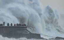 લંડનમાં એલીનૉર સાયક્લૉનનો આતંક, 40 ફૂટ ઉંચા મોજા ઉછળ્યા, 150 લોકો ઇજાગ્રસ્ત