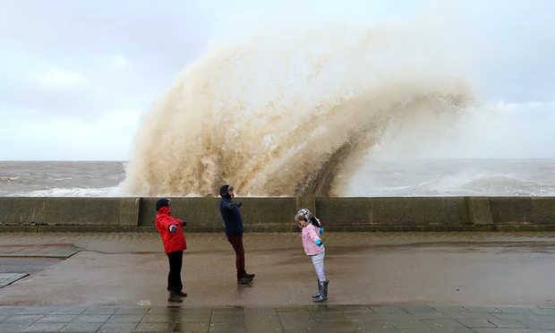 બ્રિટનના હવામાને વિભાગે એલીનૉરને લઇને યલો વોર્નિંગ જાહેર કરી છે. લંડનનું ટેમ્સ બેરિયર બંધ કરી દેવાયું છે. આ ફોટો સાઉથ વેલ્સમાં ડરહમ કાઉન્ટીના હાર્બરની છે જ્યાં મોજાં દીવાદાંડીથી પણ ઊંચા ઊછળ્યાં હતાં.