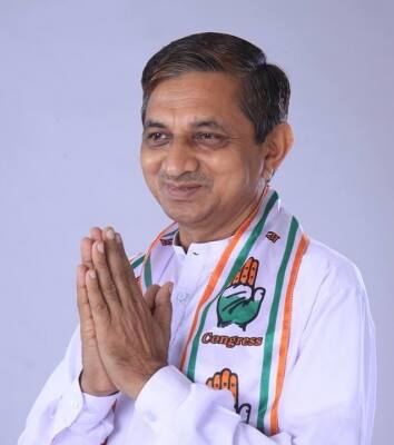  ગુજરાતમાં વિરોધપક્ષના નેતા બનવાની દાવેદારી કોંગ્રેસમાંથી બે સિનિયર ધારાસભ્યોએ કરી હતી. વિક્રમ માડમે કહ્યું હતું કે વિરોધપક્ષના નેતા તરીકે હું દાવેદાર છું. મારી સાથે કોંગ્રેસના 77માંથી 28 ધારાસભ્યો છે અને તેમની ઈચ્છા છે કે, વિરોધપક્ષના નેતાનું પદ મને સોંપવામાં આવે.