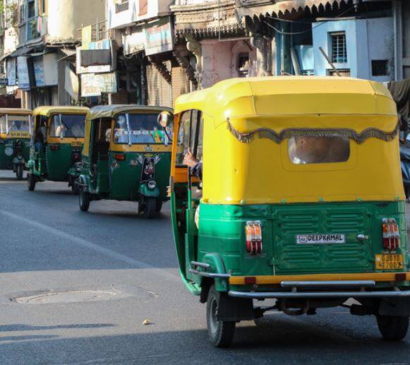 અમદાવાદમાં રોજનું અંદાજે ત્રણ લાખ કિલો સીએનજીનું વેચાણ થાય છે. સીએનજીના ભાવ વધારાથી અમદાવાદના 1.5 લાખ રિક્ષાચાલકો સહિત રાજ્યના કુલ 6 લાખ રિક્ષાચાલકો પર લાખો રૂપિયાનો બોજ પડશે.