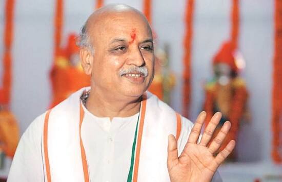 અમદાવાદ : વિશ્વ હિંદુ પરિષદના નેતા પ્રવિણ તોગડિયા સામેનું વૉરંટ રદ્દ કરવામાં આવ્યું છે. ધોતિયાકાંડના આરોપી પ્રવીણ તોગડિયાની અરજી કૉર્ટે માન્ય રાખી અને વૉરંટ રદ્દ કર્યું છે. ધોતિયાકાંડમાં પ્રવીણ તોગડિયા સહિત 39 આરોપી સામે અમદાવાદ મેટ્રો કૉર્ટે વૉરંટ ઈસ્યૂ કરવામાં આવ્યું હતુ, ત્યારબાદ પ્રવિણ તોગડિયા સામેનું વૉરંટ રદ્દ થયું છે. 