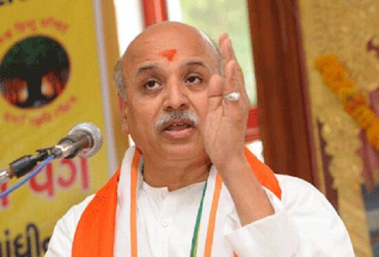 અમદાવાદના સરદાર પટેલ સ્ટેડિયમ ખાતે જાહેરસભામાં ભાજપાના વરિષ્ઠ નેતા આત્મારામ પટેલનું ધોતિયું ખેંચી તેમને માર મારવાના અને તેમની હત્યાનો પ્રયાસ કરવાના કેસમાં મેટ્રોપોલિટન કોર્ટે 39 કાર્યકર સામે બિનજામીનપાત્ર વોરંટ ઇશ્યૂ કરી આગામી 30મી જાન્યુઆરી સુધીમાં આરોપીઓને કોર્ટમાં હાજર કરવા પોલીસને આદેશ આપવામાં આવ્યો હતો. અગાઉ આ કેસ બંધ કરવા માટે રાજ્ય સરકારે કરેલા પ્રયાસને કોર્ટે ફગાવી દીધો હતો.