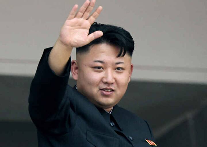 સિઓલઃ અમેરિકા અને પાડોશી દેશોને વારંવાર યુદ્ધની ધમકી આપીને ડરાવવાની કોશિશ કરતો ઉત્તર કોરિયાનો તાનાશાહ હવે ઢીલો પડ્યો છે. દક્ષિણ કોરિયાએ આપેલો મંત્રણા પ્રસ્તાવને તાનાશાહે સ્વીકારી લીધો છે. ઉલ્લેખનીય છે કે, છેલ્લા બે વર્ષથી શાંતિ મંત્રણાનો પ્રયાસ આખરે સ્વીકારાયો છે. આગામી અઠવાડિયે બન્ને દેશો વચ્ચે એટલે કે કિમ જોંગ અને દક્ષિણ કોરિયા સરકાર વચ્ચે ઔપચારિક વાતચીત થશે.