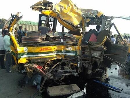 સાંજના સમયે સ્કૂલ છૂટ્યાં બાદ બાળકોને લઈને બસ આવી રહી હતી. જે બાયપાસ રોડ પાસે સામેથી આવી રહેલી ટ્રક સાથે અથડાઈ ગઈ હતી. અથડામણ એટલી જોરદાર હતી કે બસના આગળના ભાગના કૂરચેકૂરચા ઉડી ગયા હતા.