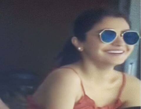 કેપટાઉનમાં કોહલીને ચિયર કરતી જોવા મળી અનુષ્કા, Photos થયા વાઇરલ કેપટાઉનમાં કોહલીને ચિયર કરતી જોવા મળી અનુષ્કા, Photos થયા વાઇરલ