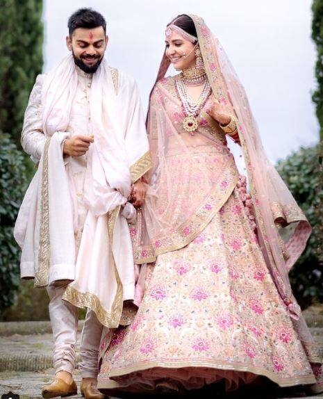 11 ડિસેમ્બરે ઈટાલીના ટસ્કનીમાં લગ્ન બાદ વિરાટ અને અનુષ્કાએ 21 ડિસેમ્બરે દિલ્હીમાં અને 26 નવેમ્બરે મુંબઈમાં રિસેપ્શન આપ્યું હતું. 21 નવેમ્બરે અનુષ્કા ભારતીય ટીમની સાથે જ સાઉથ આફ્રિકા રવાના થઈ હતી.