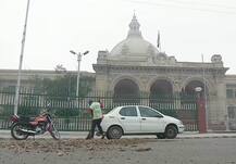 UP: બટાટાના ઓછા ભાવથી નારાજ ખેડૂતોઓ વિધાનસભા, CM હાઉસ બહાર કર્યા ઢગલા