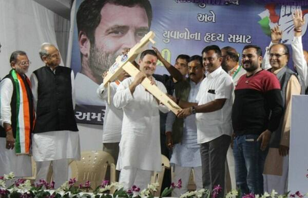 વિપક્ષ નેતાની રેસમાં સૌથી આગળ ગણાતા પરેશ ધાનાણી કોંગ્રેસ રાષ્ટ્રીય અધ્યક્ષ રાહુલ ગાંધીને મળવા માટે દિલ્હી પહોંચ્યા છે એવું સુત્રો પાસેથી જાણવા મળ્યું છે. રાહુલ ગાંધી સાથેની બેઠક બાદ વિરોધ પક્ષના નેતાના નામની જાહેરાત કરવામાં આવશે તેવું ચર્ચાઓ ચાલી રહી છે. 