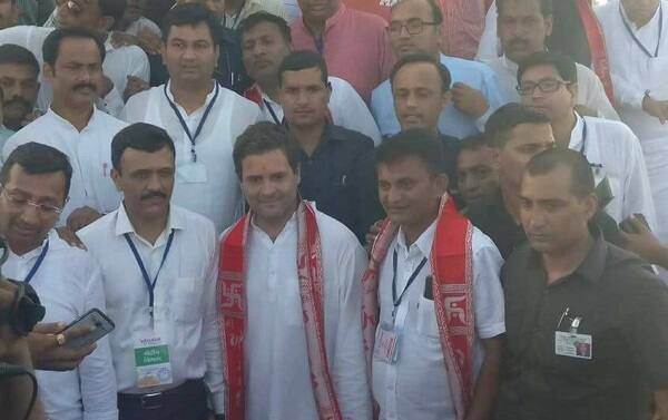 રાહુલ ગાંધી જ કોંગ્રેસ પક્ષના નેતા (વિરોધ પક્ષના નેતા) નું નામ નક્કી કરશે. ગુજરાત કોંગ્રેસમાં આજે પણ વિરોધ પક્ષના નેતાના મને લઈને ભારે સસ્પેન્સ વચ્ચે કશ્મકશ જોવા મળી રહી છે. જો છેલ્લી ઘડીએ કોઈ ફેરફાર ના થાય તો યુવા નેતા અને રાહુલ ગાંધીના નજીકના મનાતા પરેશ ધાનાણીનું નામ કોંગ્રેસ પક્ષના નેતા તરીકે નક્કી છે.