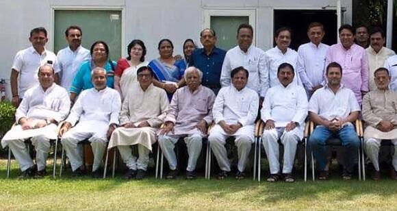 જોકે વિરોધ પક્ષ તરીકે કુંવરજી બાવળિયા, વિક્રમ માડમ અને મોહનસિંહ રાઠવા પણ મેદાનમાં ઉતરી આવતાં પક્ષના રાષ્ટ્રીય નિરીક્ષકોએ તેમને ઠપકો આપી વિવાદ ખાળવાનો પ્રયાસ કર્યો હતો તે બાબતે પણ એટલી જ વાસ્તવિક છે. 