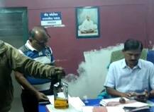 જસદણમાં કોંગ્રેસની રેડમાં પાલિકા ચીફ ઓફિસરની ચેમ્બરમાંથી અડધી પીધેલી દારૂની બોટલ મળી