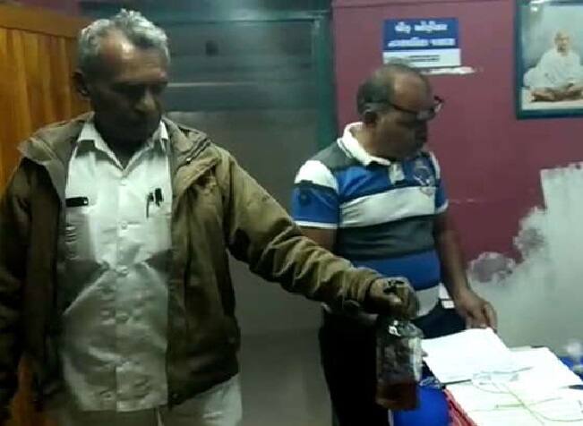 જ્યારે ચેમ્બરમાં તપાસ કરવામાં આવી ત્યારે ચીફ ઓફિસરના ટેબલ નીચેથી દારૂની અડધી બોટલ મળી આવી હતી. આ ઘટનાને લઇને પોલીસે અજાણ્યા શખ્સો વિરૂધ્ધ ગુનો નોંધી, બોટલ ક્યાંથી આવી તેની તપાસ હાથ ધરી છે. 