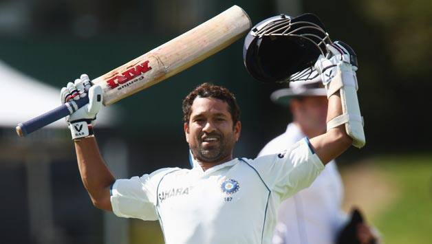 સચિન તેંડુલકરઃ ક્રિકેટના ભગવાન કહેવાતા ભારતના પૂર્વ ક્રિકેટર સચિન તેંડુલકરે 200 ટેસ્ટમાં 53.78ની સરેરાશથી 15,921 રન નોંધાવ્યા છે. તેમાં 51 સદી અને 68 અડધી સદીનો સમાવેશ થાય છે. સચિનનો સર્વોચ્ચ સ્કોર 248* છે. આ ઉપરાંત તેણે 46 વિકેટ પણ લીધી છે.