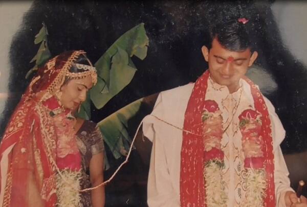 2002માં અમરેલી બેઠક પરથી ભાજપના દિગ્ગજ પુરુષોતમ રૂપાલાને હરાવ્યા બાદ પ્રથમવાર ધારાસભ્ય બનેલા પરેશ ધાનાણીના લગ્ન સાવરકુંડલા તાલુકાના પીઠવડી ગામે થયેલા હતા. ત્યારે પત્ની બનીને આવેલ વર્ષાબહેન પરેશ ધાનાણીની આખી જિંદગી બદલી નાખી છે. 