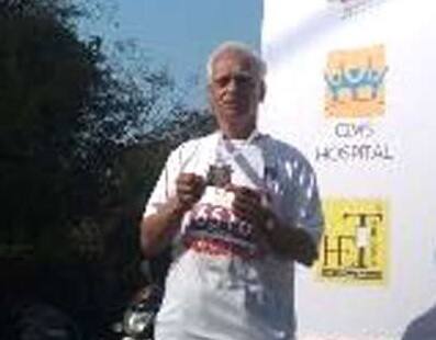 વડોદરાઃ આંતરરાષ્ટ્રીય મેરેથોનમાં ભાગ લેવા આવેલા રાજકોટના 66 વર્ષીય વુદ્ધને રનિંગ વખતે હાર્ટ એટેક આવતા મોત નિપજ્યું હતું. રાજકોટના વતની ભરતભાઈ સોમાણી(66) વડોદરા ખાતે યોજાયેલી આંતરરાષ્ટ્રીય મેરેથોન દોડમાં ભાગ લેવા માટે આવ્યા હતા.