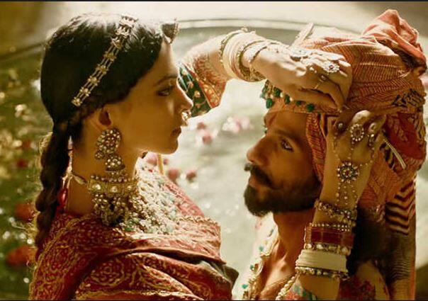 નવી દિલ્હી: સંજય લીલા ભંસાલીની વિવાદિત અને ખૂબ અપેક્ષિત ફિલ્મ ‘પદ્માવતી’ હવે કેટલાક ફેરફારો સાથે 25 જાન્યુઆરીએ રિલીઝ થશે. આ ફિલ્મ વિરોધના કારણે 1 ડિસેમ્બરે રિલીઝ નહોતી થઈ શકી. ડિસેમ્બર 2017માં સેન્સર બોર્ડે રિવ્યુ કમિટીની કેટલીક ભલામણો સ્વીકારી હતી. 28 ડિસેમ્બરે થયેલી મીટિંગમાં કમિટીએ ફિલ્મ પર કેટલાક સલાહ સૂચન કર્યા હતા. બોર્ડનો હેતુ ફિલ્મ સાથે સંકળાયેલા વિવાદને ખતમ કરવાનો હતો. સેન્સર બોર્ડે મેકર્સને તેમાં ડિસ્કલેમર નાંખવામાં આવે, ઘૂમર ગીતમાં ફેરફાર સહિત 5 મોટા સૂધારા સુચવ્યા હતા. મોટા વિવાદોમાં સપંડાયેલી ફિલ્મ ‘પદ્માવતી’ની રિલીઝ થવાની તારીખ આવતા બોલિવૂડ જગત સહિત સિને રસિકોમાં આનંદ જોવા મળી રહ્યો છે.