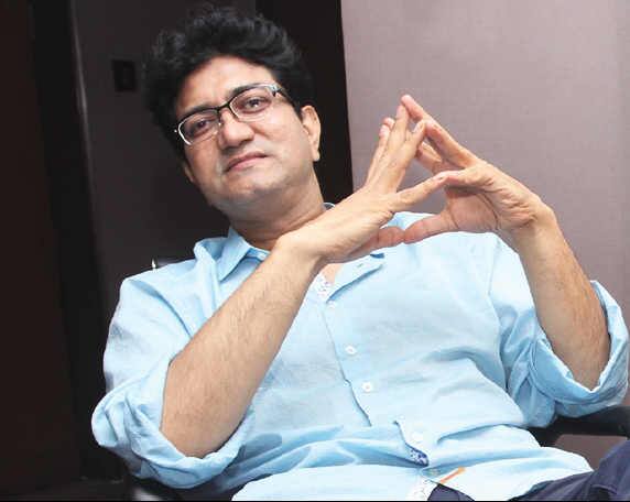 સેન્સર બોર્ડની 28 ડિસેમ્બર, 2017ના રોજ મળેલી બેઠકમાં ફિલ્મમાં જરૂરી ફેરફાર થયા બાદ તેને U/A સર્ટિફિકેટ આપવાનું નક્કી કરવામાં આવ્યું હતું. આ બેઠકમાં સેન્સર બોર્ડના ચીફ પ્રસૂન જોશી, ઈતિહાસકાર અરવિંદ સિંહ, ડો. ચંદ્રમણિ સિંહ, ડો. કે કે સિંહ હાજર રહ્યા હતા.