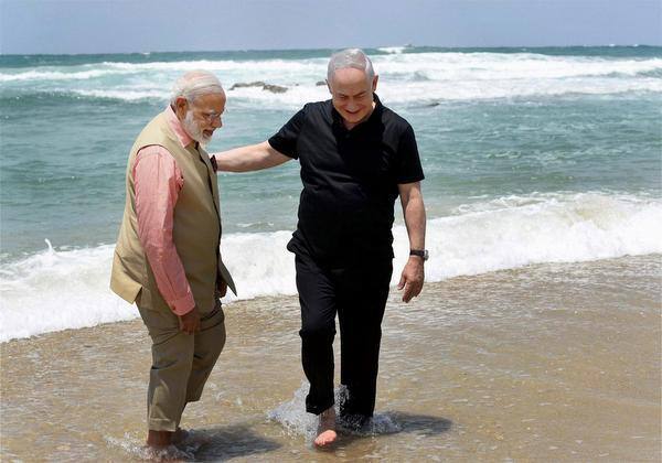 આવું જ એક બીજું સેન્ટર ખારેકની ખેતી માટે કચ્છમાં ભુજ તાલુકાના હુકમા ગામે ઊભું થયું છે, જેનું ઉદઘાટન પણ ઈઝરાયલના વડા પ્રધાન નેતન્યાહૂ રિમોટ કંટ્રોલથી કરશે. આપણે ત્યાં કચ્છમાં લીલી ખારેકનું વિપુલ ઉત્પાદન થઈ રહ્યું છે. પરંતુ આ ખારેકને સૂકી ખારેકમાં કન્વર્ટ કરવાની ટેક્નોલોજી આપણી પાસે નથી. ઈઝરાયલ પાસેથી ટેક્નોલોજી મેળવવા માટે આ મુલાકાત સમયે કરાર કરવામાં આવશે. 