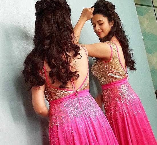 નવી દિલ્હીઃ હૉલીવૂડ અને બૉલીવૂડ બાદ હવે ટીવી ઇન્ડસ્ટ્રીમાં પણ કાસ્ટિંગ કાઉચના કિસ્સા બહાર આવવા લાગ્યા છે. જાણીતી ટીવી અભિનેત્રી દિવ્યાંકા ત્રિપાઠીએ ટીવી ઇન્ડસ્ટ્રીમાં પણ વિનસ્ટીન જેવી ઘટનાઓ ઘટતી હોવાનું કહ્યું છે, દિવ્યાંકાએ એક ઇન્ટરવ્યૂ દરમિયાન પોતે કાસ્ટિંગ કાઉચનો શિકાર બની હોવાની વાત કબુલી છે.