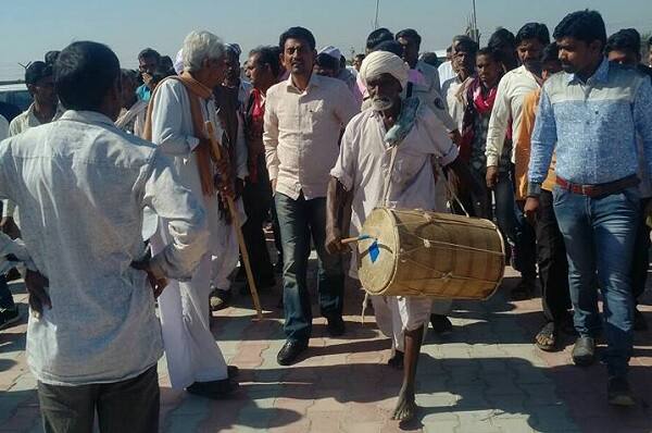 થરાદ: થરાદના ઘોડાસર ગામમાં કોંગ્રેસના ઠાકોર ધારાસભ્યોના સન્માનના કાર્યક્રમમાં અલ્પેશ ઠાકોરે દારૂબંધી માટે અને થરાદમાં સમાજનું બોડીંગ બનાવવા પર ભાર મુક્યો હતો. ભાજપની સરકાર આવી એટલે મોટા મોટા બુટલેગરો ભાજપમાં જોડાઈ ગયા છે તેવા અલ્પેશ ઠાકોરે આક્ષેપો કર્યા હતા. 