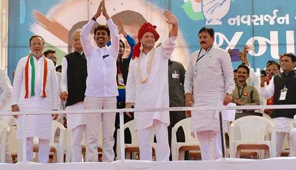 આ સમારંભમાં રાધનપુર ધારાસભ્ય અલ્પેશજી ઠાકોર, વાવ ધારાસભ્ય ગેનીબેન ઠાકોર, સિદ્ધપુર ધારાસભ્ય ચંદનજી ઠાકોર, કલોલ ધારાસભ્ય બળદેવજી ઠાકોર, બેચરાજી ધારાસભ્ય ભરતજી ઠાકોર, થરાદ વિધાનસભાના કોંગ્રેસના ઉમેદવાર ડી. ડી. રાજપૂત, થરાદ કોંગ્રેસના તાલુકા પ્રમુખ આંબાભાઈ સોલંકી, થરાદ યુથ કોંગ્રેસના પ્રમુખ પ્રધાનજી તેમજ ઠાકોર સેનાના યુવકો અન્ય સમાજના આગેવાનો ઉપસ્થિત રહ્યા હતાં. 