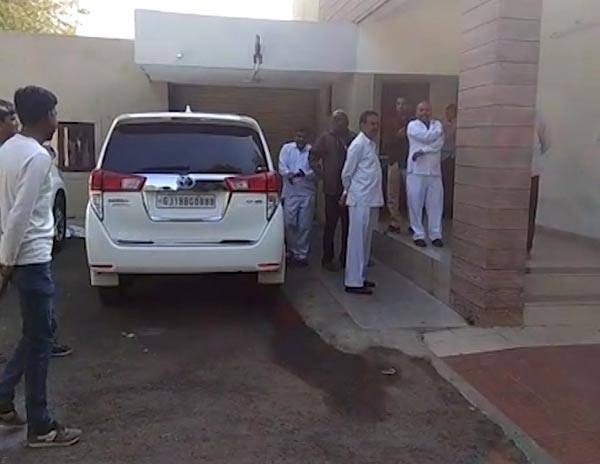 ગાંધીનગરમાં મળેલી રૂપાણી સરકારની ત્રીજી કેબિનેટ બેઠકમાં પીએમ મોદીની ગુજરાત મુલાકાત, ટેકાના ભાવે મગફળીની ખરીદી અને ખેડૂતોને સિંચાઈને લઈને સતાવી રહેલા પ્રશ્ન સહિતના મુદ્દાઓ પર ચર્ચા કરવામાં આવી હતી. સાથે જ આગામી બજેટ સત્ર અને બજેટની તૈયારી અંગે પણ ચર્ચા કરાઈ હતી.