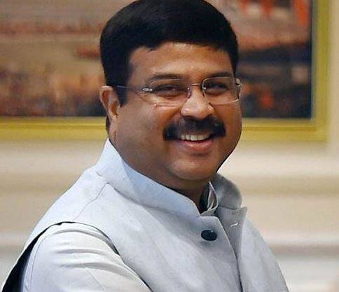 કેન્દ્રીય પેટ્રોલિયમ મંત્રી ધર્મેન્દ્ર પ્રધાને જણાવ્યું હતું કે, ઈંધણમાં રાહત આપવાનો મુદ્દો રાજ્ય સરકારો સાથે સંકળાયેલો છે. પેટ્રોલ-ડીઝલ પર ફક્ત કેન્દ્ર જ ટેક્સ નથી લેતું રાજ્ય સરકારો પણ લે છે. જ્યારે કેન્દ્રે સ્થિતિ જોતા તેની એક્સાઈઝ ડ્યુટીમાં પેટ્રોલ પર લીટરે રૂપિયા 2નો ઘટાડો કર્યો છે. હવે રાજ્ય સરકારોની ફરજ છે કે તેઓ પોતાના વેટમાં ઘટાડો કરી લોકોને રાહત આપે.