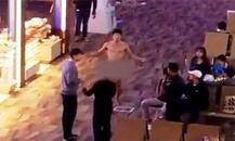 એવું તે શું થયુ કે, આ વ્યક્તિ જાહેરમાં કપડાં ઉતારી કરવા લાગ્યો ધમાલ, જાણો વિગતે