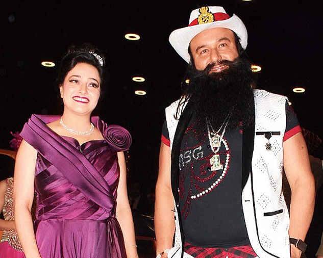  હનીપ્રીતનું સાચુ નામ પ્રિયંકા તનેજા છે. હરિયાણાની ફતેહબાદમાં રહેતી પ્રિયંકા તનેજા ઉર્ફે હનીપ્રીત અને વિશ્વાસ ગુપ્તાના લગ્ન ડેરા પ્રમુખ રામ રહીમે કરાવ્યા હતા. બંનેના લગ્ન બહુ દિવસ નહતા ચાલ્યા અને થોડા સમય પછી હનીપ્રીતે રામ રહીમને ફરિયાદ કરી હતી કે તેના સાસરા વાળા તેને દહેજ માટે પરેશાન કરી રહ્યા છે. ત્યારપછી 2009માં રામ રહીમે તેને દત્તક લીધી હતી. ગુરમીત રામ રહીમને બે દીકરીઓ અને એક દીકરો છે. તેમના નામ અમનપ્રીત, ચમનપ્રીત અને જસમીત ઈંસા છે. 2011માં વિશ્વાસ ગુપ્તાએ હરિયાણા-પંજાબ કોર્ટમાં રામ રહીમના કબજામાંથી તેની પત્ની હનીપ્રીતને છોડાવાની માગણી કરતો કેસ કર્યો હતો. ગુપ્તાએ રામ રહીમ અને હનીપ્રીતના આડા સંબંધો હોવાની પણ વાત કરી હતી.