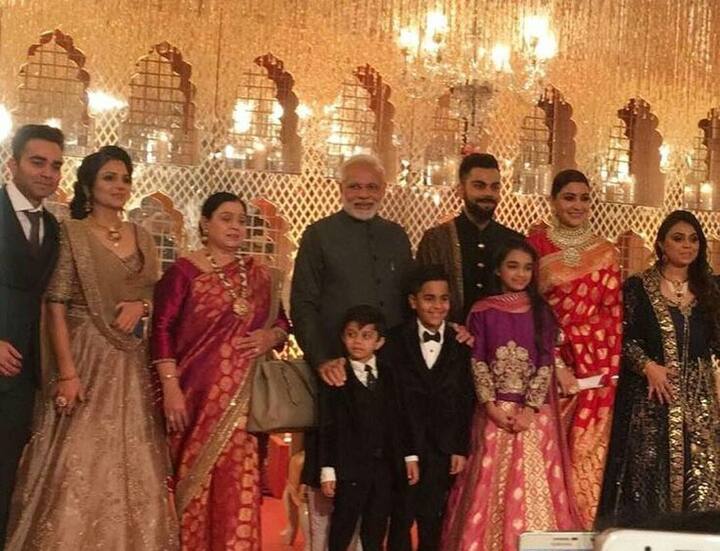 ડિસેમ્બર 2017માં ઇટાલીમાં લગ્ન કર્યા વિરુષ્કાએ દિલ્હીમાં આપેલી રિસેપ્શન પાર્ટીમાં પીએમ મોદી પણ હાજર રહ્યા હતા.