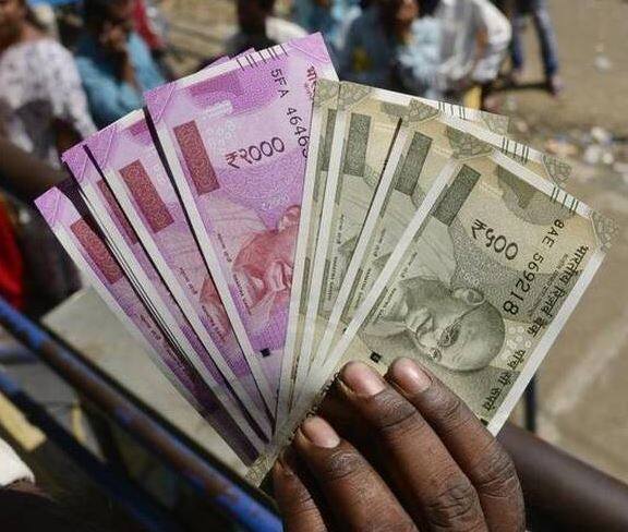 500 અને 1000 રૂપિયાની જૂની નોટો બંધ કર્યા બાદ મોદી સરકારે 2000 અને 500 રૂપિયાની નવી નોટ બહાર પાડી હતી. વિપક્ષે મોદી સરકારના નોટબંધીના ફેંસલાની ભારે ટિકા કરી હતી. 