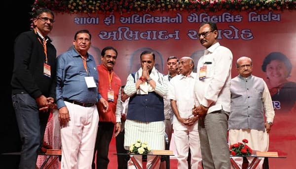 આ કાર્યક્રમમાં સંબોધન કરતા મુખ્યમંત્રી વિજય રૂપાણીએ તેમની હળવી શૈલીમાં સંચાલકો પર કટાક્ષ કરતા જણાવ્યું હતું કે, પહેલા ધોરણના બાળકના શેડા લૂછવાના એક લાખ રૂપિયા ન હોય. આ વાત કરતાં જ લોકો હસી પડ્યા હતાં. 