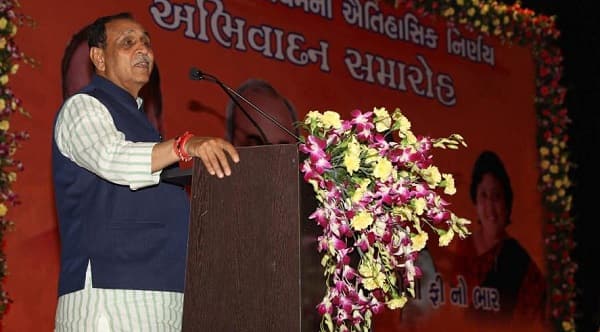 મુખ્યમંત્રી રૂપાણીએ અલગ પ્રકારે જ સંચાલકો અને શિક્ષકોની ભૂમિકાને ગૂઢાર્થમાં સમજાવતા હોય તેવી રીતે જણાવ્યું હતું કે, ધોરણ 1માં બાળકને સાચવવાનું, સંભાળવાનું વધારે હોય છે, છતાં વાલીઓ લાખ રૂપિયા ફી આપે છે અને લેવાય પણ છે. આવું ન હોય, વાજબી કારણો હોય અને તેની વાજબી ફી હોય, આવું ચલાવી લેવાશે નહીં. 